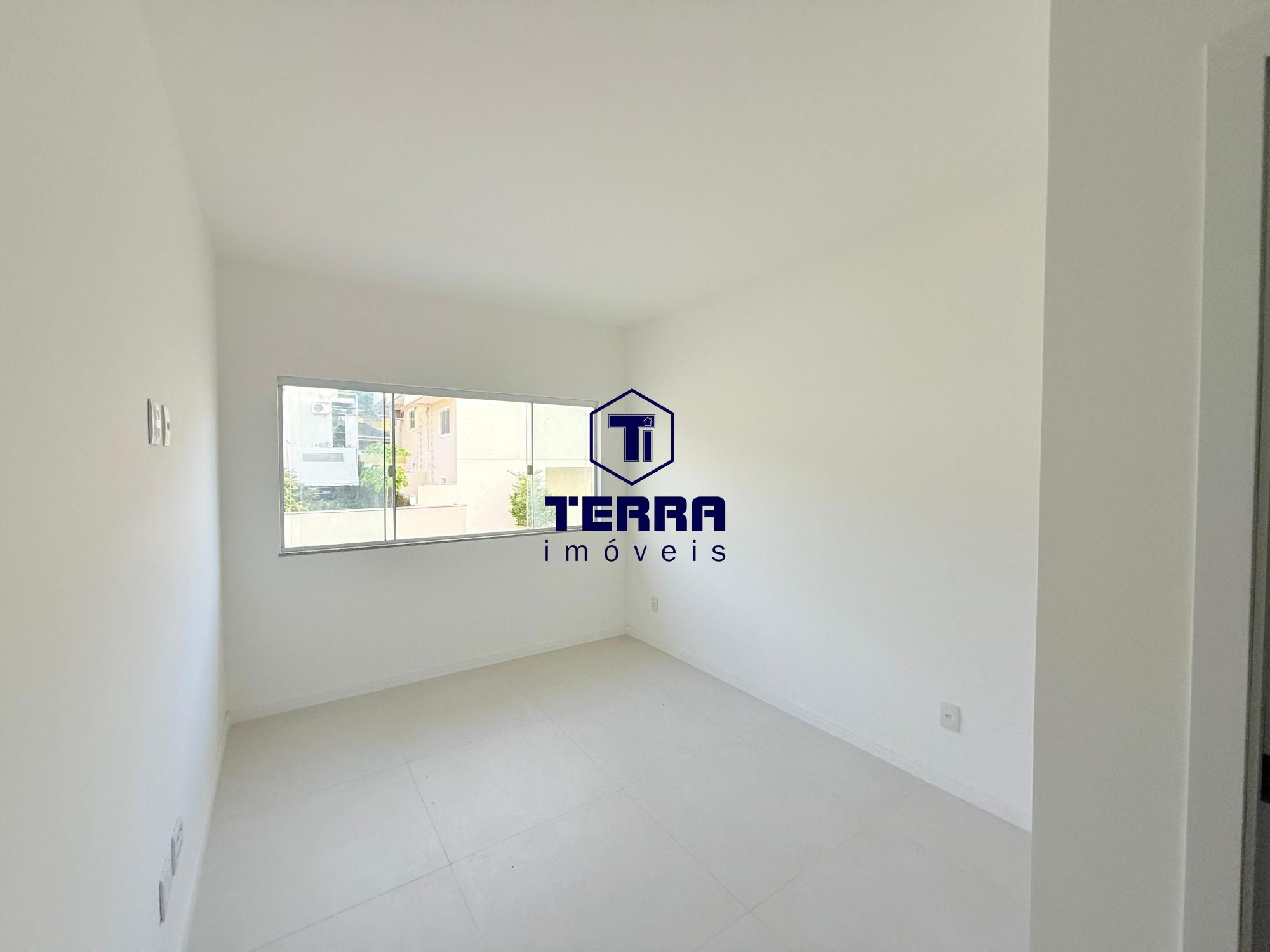 Imagens do imóveis More na região Oceânica, casa nova, com 3 suítes e quintal privativo.