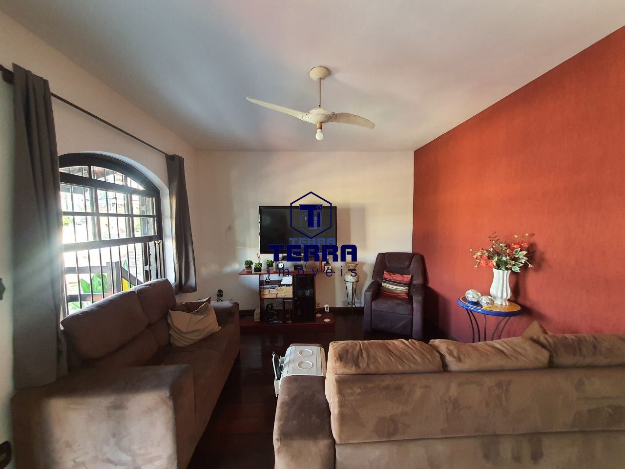 Imagens do imóveis Casa com 3 quartos, junto e ao lado do farto comércio do Largo da Batalha.