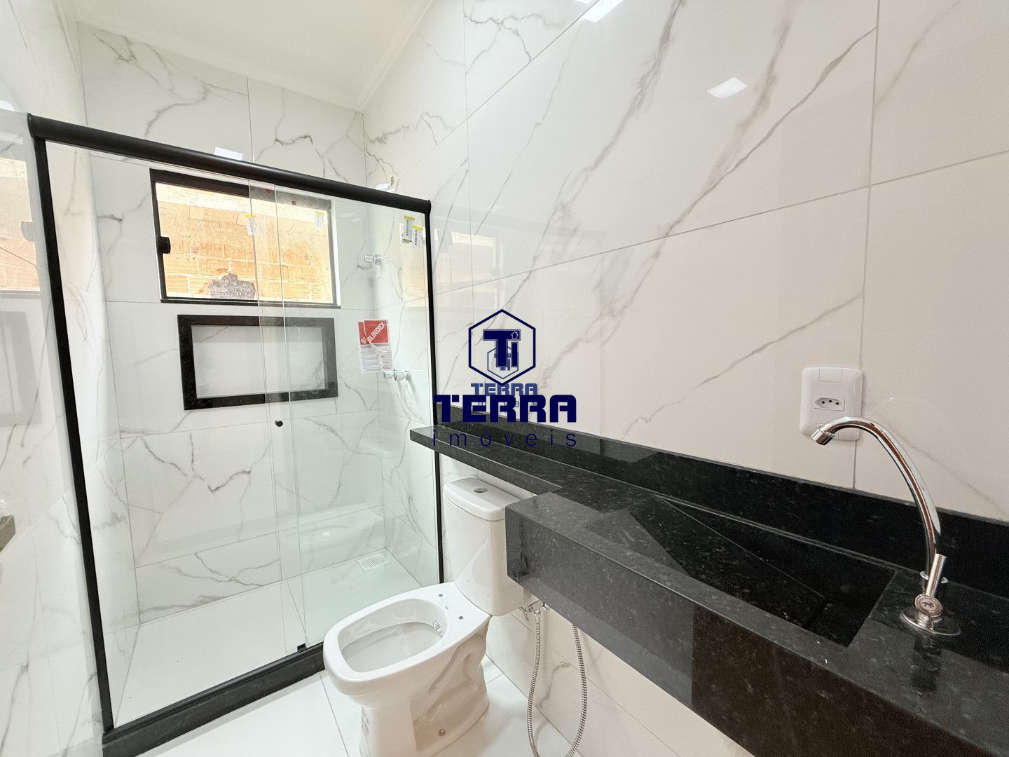 Imagens do imóveis Casa linear com design contemporâneo, condomínio Pedra de Inoã.