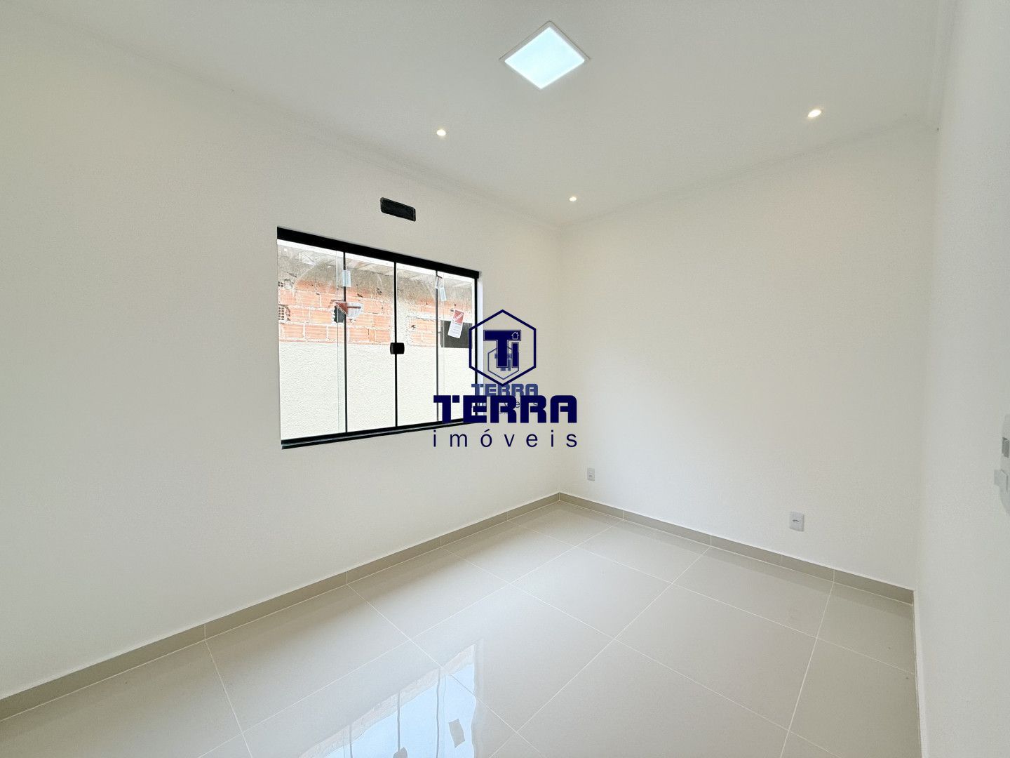 Imagens do imóveis Casa linear com design contemporâneo, condomínio Pedra de Inoã.