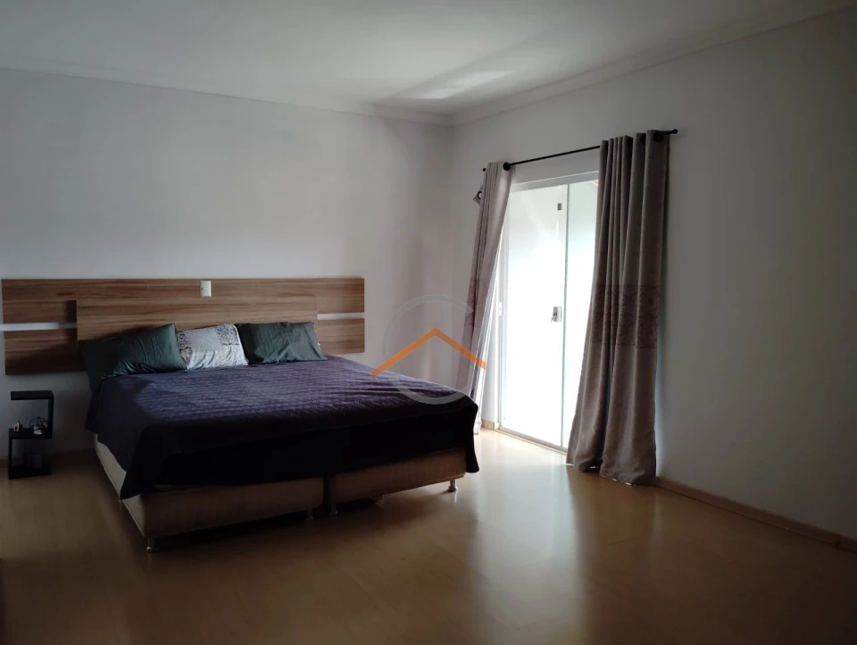 Ampla Casa assobradada no Jardim novo Sabará