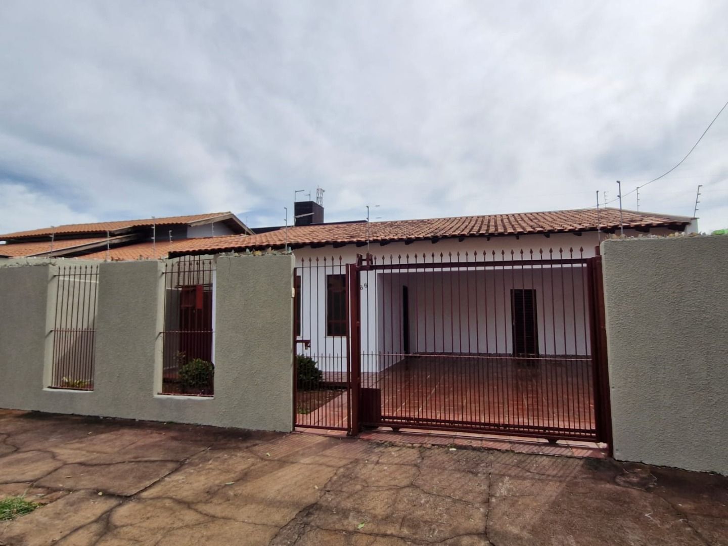 Imagens do imóveis Casa com 3 dormitórios à venda, 166 m² por R$ 450.000,00 - Leonor - Londrina/PR