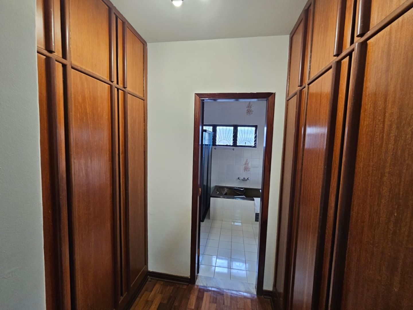 Casa com 5 dormitórios à venda, 447 m² por R$ 1.490.000,00 - Champagnat - Londrina/PR