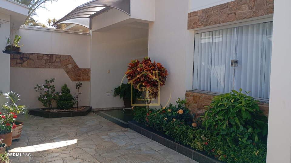 Imagens do imóveis "Suíte com varanda integrada e uma paisagem natural encantadora, com vista privilegiada para o nascer do sol."