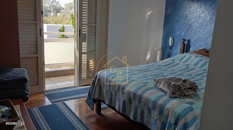 Imagens do imóveis "Suíte com varanda integrada e uma paisagem natural encantadora, com vista privilegiada para o nascer do sol."