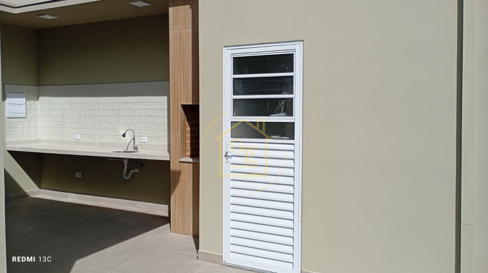 Imagens do imóveis Casa com Suíte, Varanda e Jardim