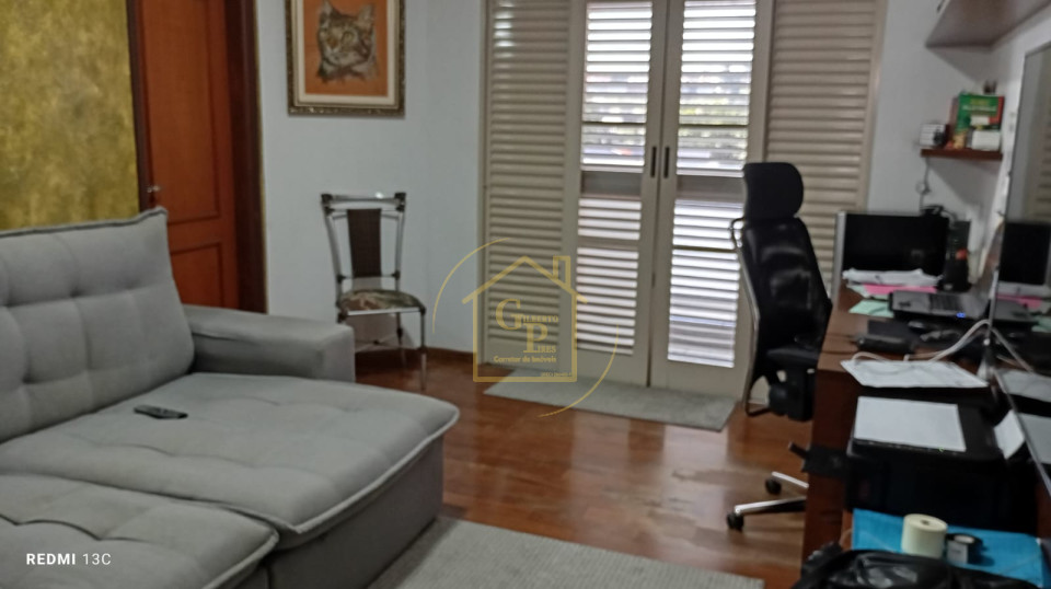 Imagens do imóveis "Suíte com varanda integrada e uma paisagem natural encantadora, com vista privilegiada para o nascer do sol."
