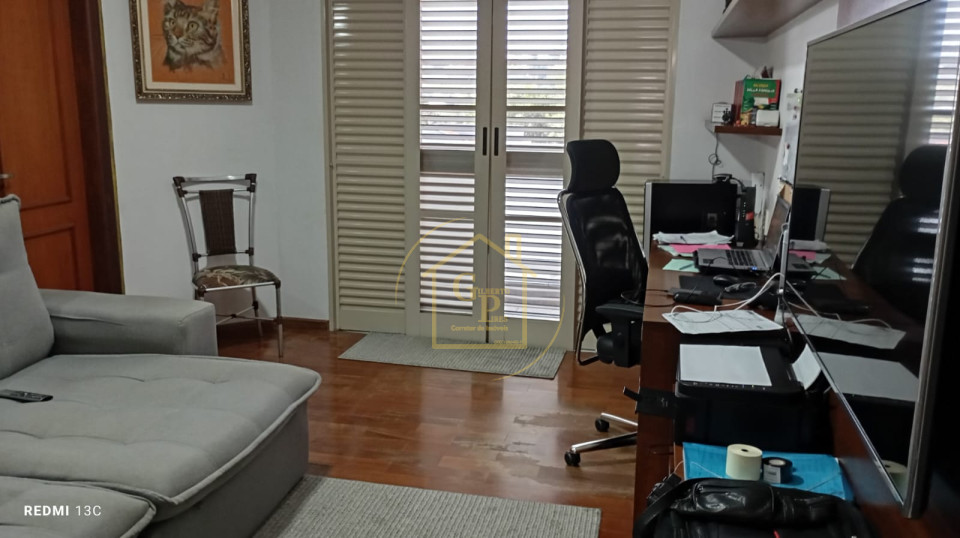 Imagens do imóveis "Suíte com varanda integrada e uma paisagem natural encantadora, com vista privilegiada para o nascer do sol."