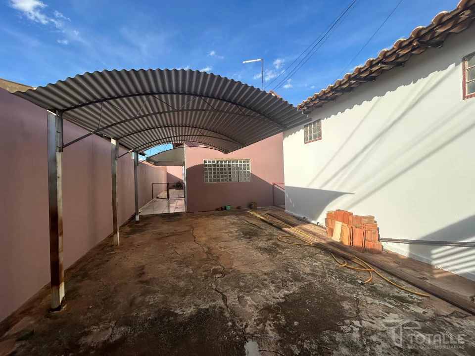 Imagens do imóveis Casa Com Predio Comercial  à Venda no Res. Regina Célia