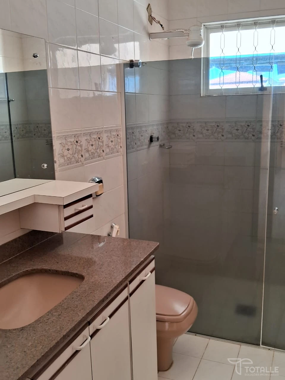 Imagens do imóveis Sobrado com Salão Comercial a Venda e disponível para  Locação no Centro