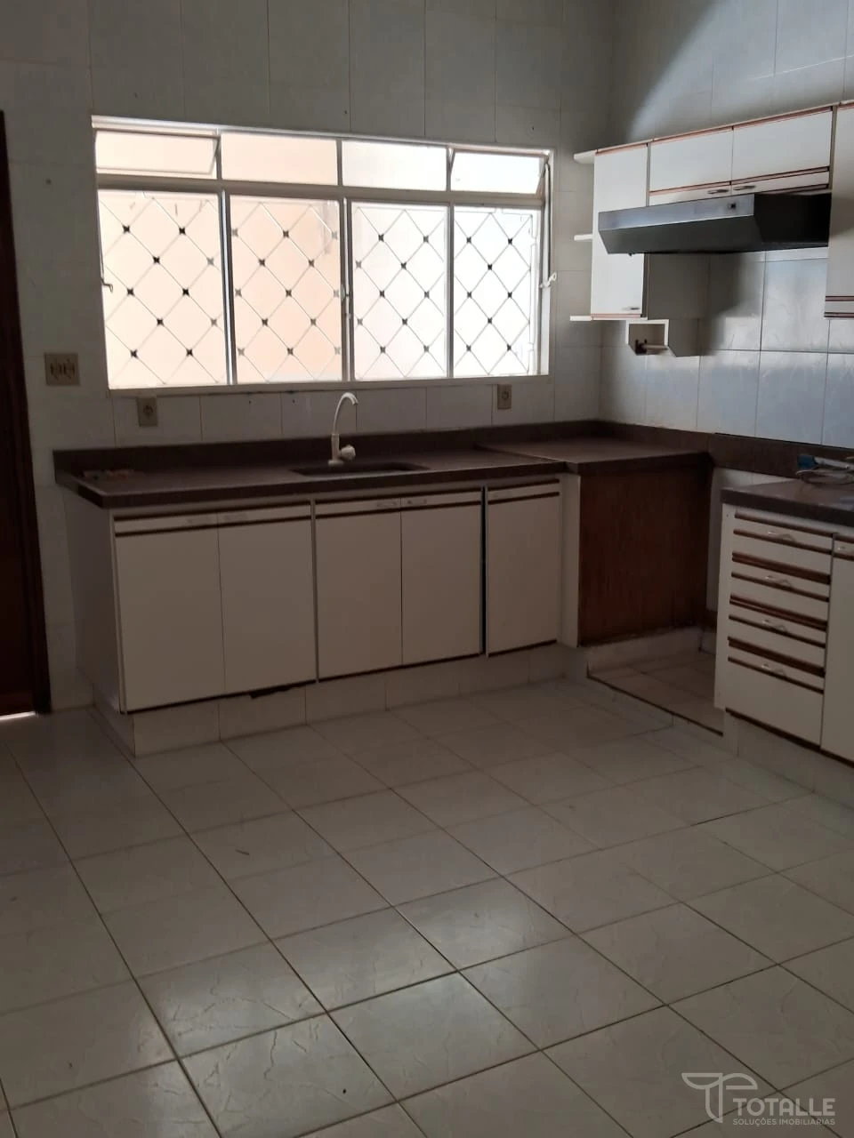 Imagens do imóveis Sobrado com Salão Comercial a Venda e disponível para  Locação no Centro