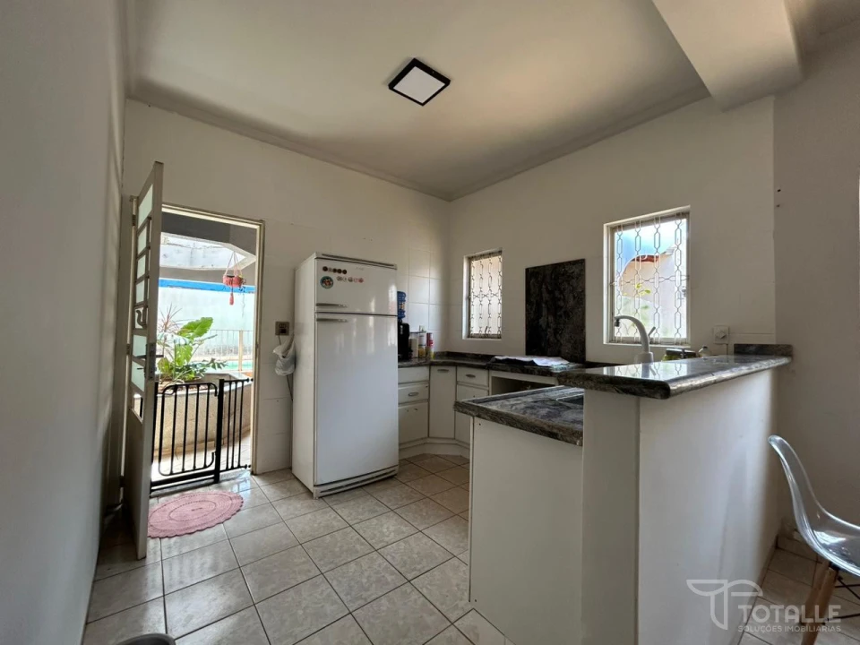 Imagens do imóveis Casa com Salão Comercial A Venda