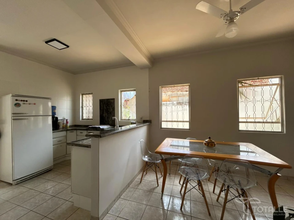 Imagens do imóveis Casa com Salão Comercial A Venda