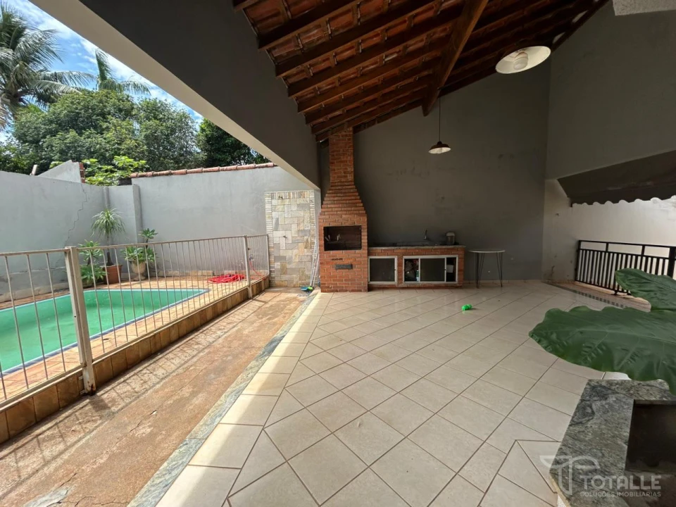 Imagens do imóveis Casa com Salão Comercial A Venda