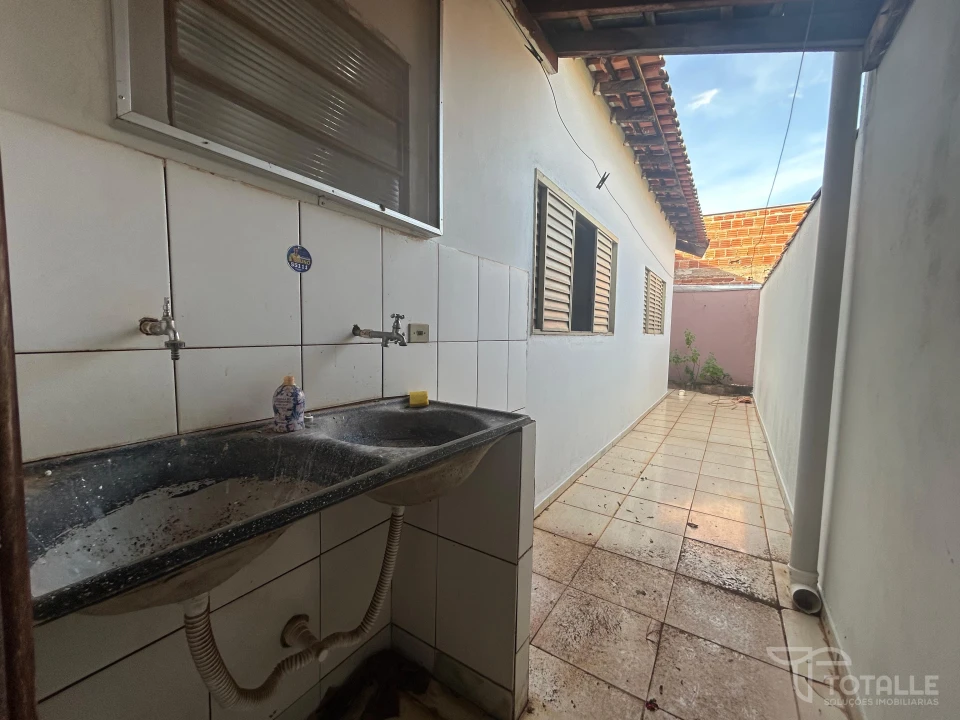 Imagens do imóveis Casa Com Predio Comercial  à Venda no Res. Regina Célia