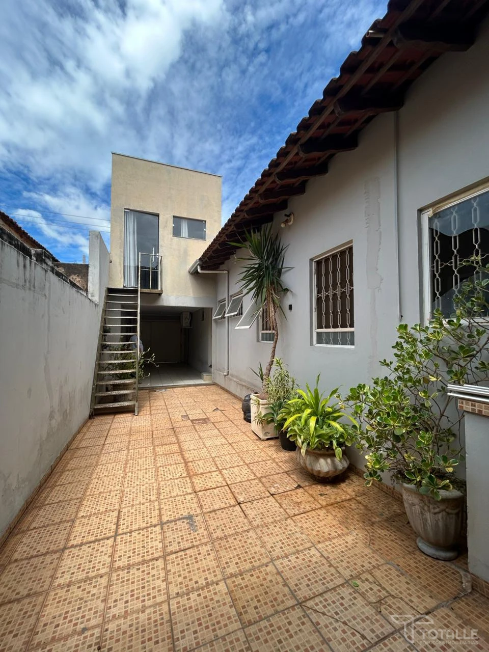 Imagens do imóveis Casa com Salão Comercial A Venda