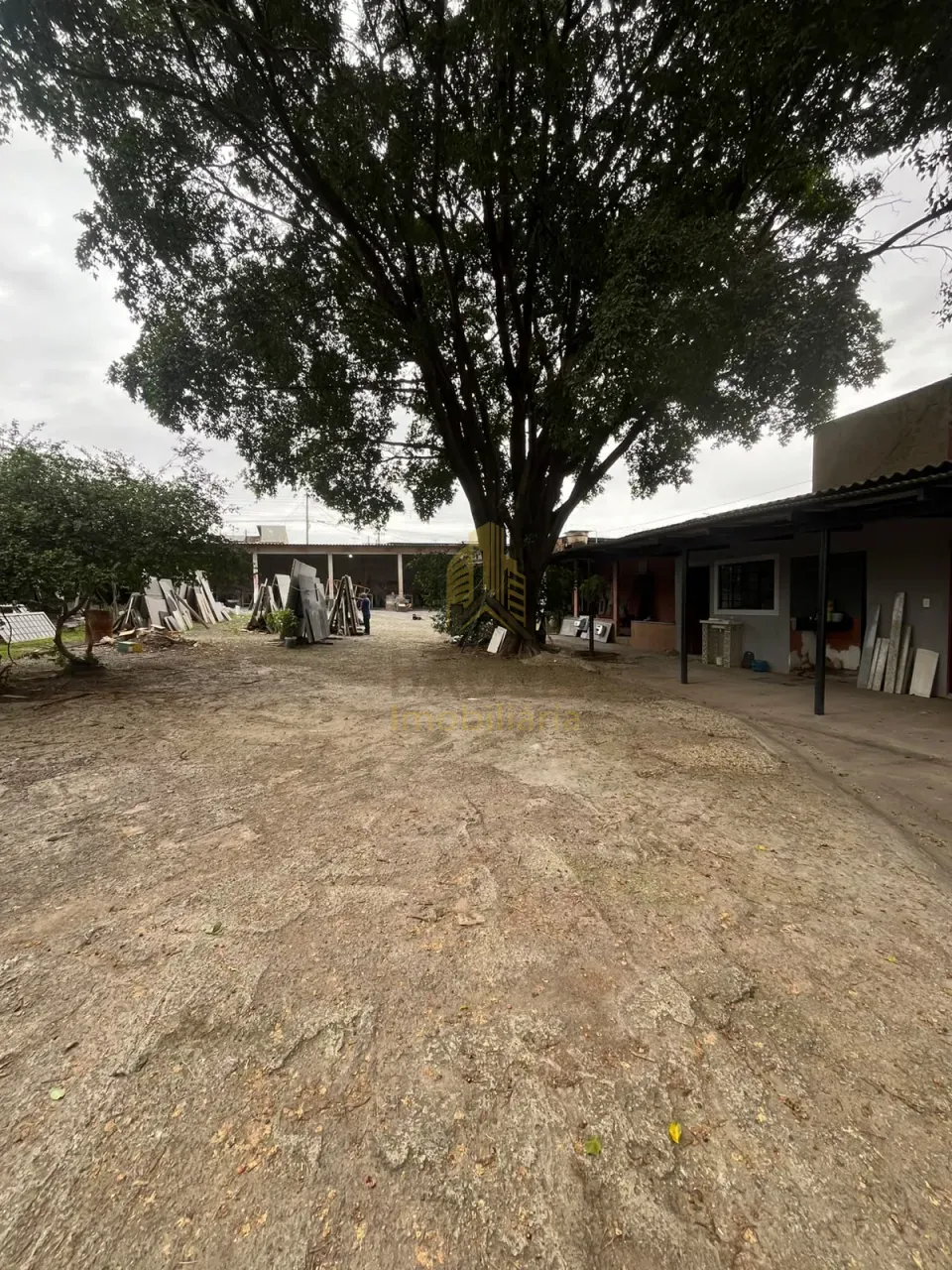 Imagens do imóveis Ponto Comercial para Locação com Amplo Terreno e Área Coberta.