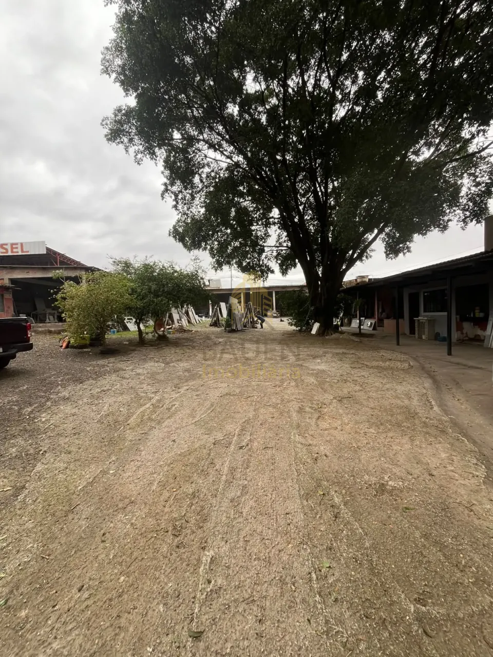 Imagens do imóveis Ponto Comercial para Locação com Amplo Terreno e Área Coberta.