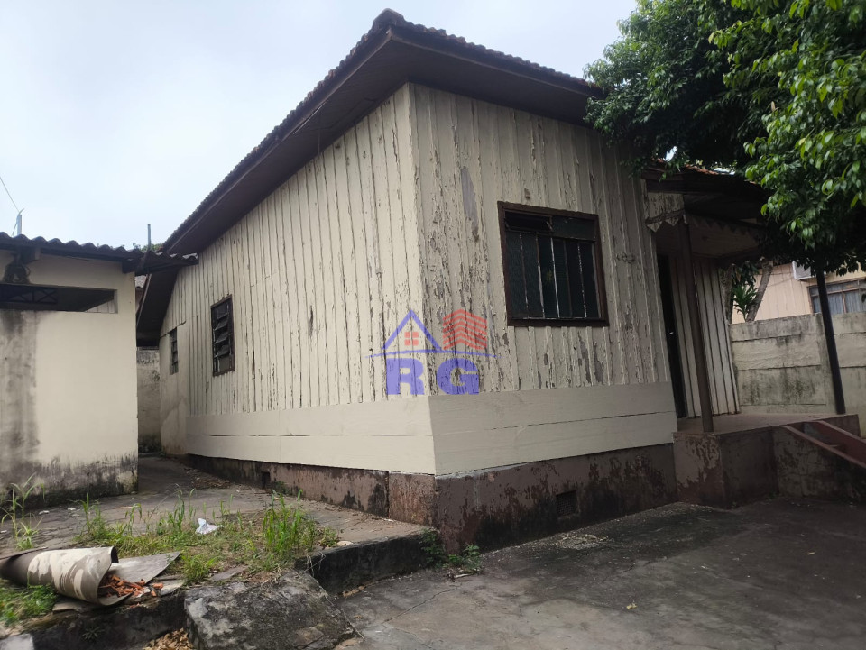 CASA DE MADEIRA  2 QUARTOS - CENTRO