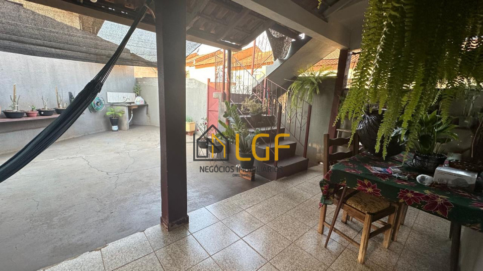 Imagens do imóveis CASA - ÁREA Á VENDA NA RUA CAÇADORES
