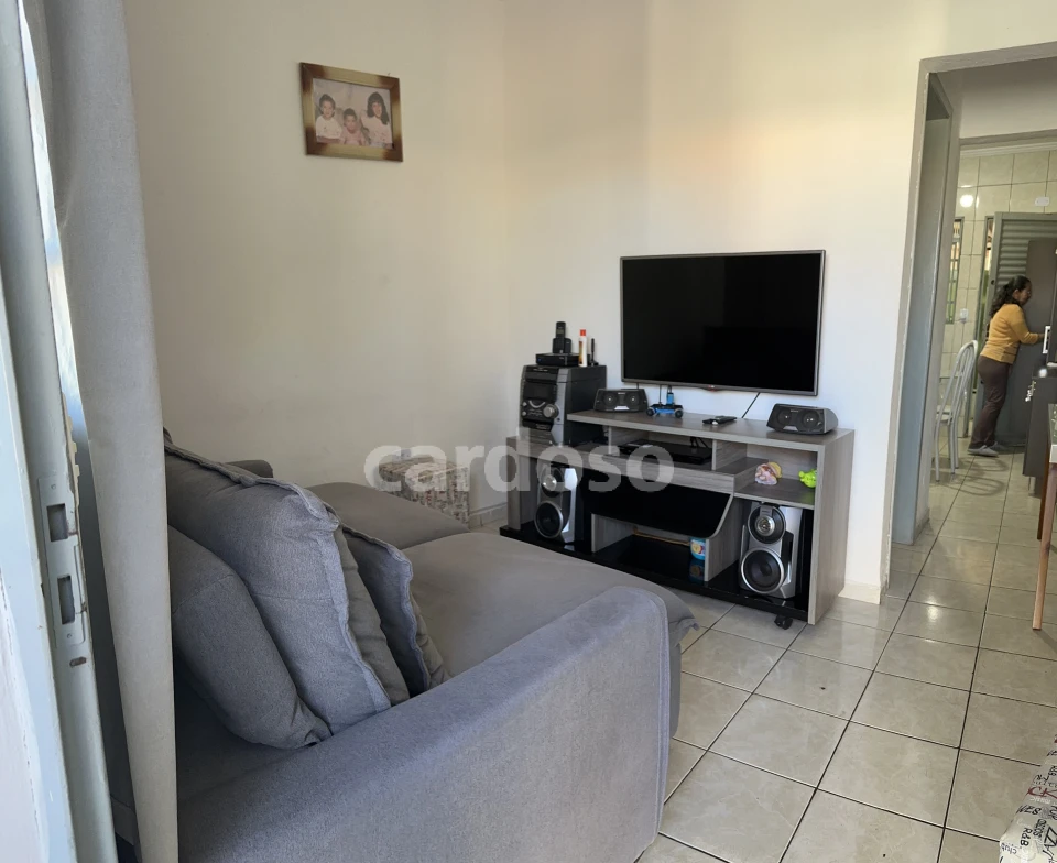 Imóvel com duas casas independentes, energia solar e churrasqueira – Jardim Ideal, Londrina/PR