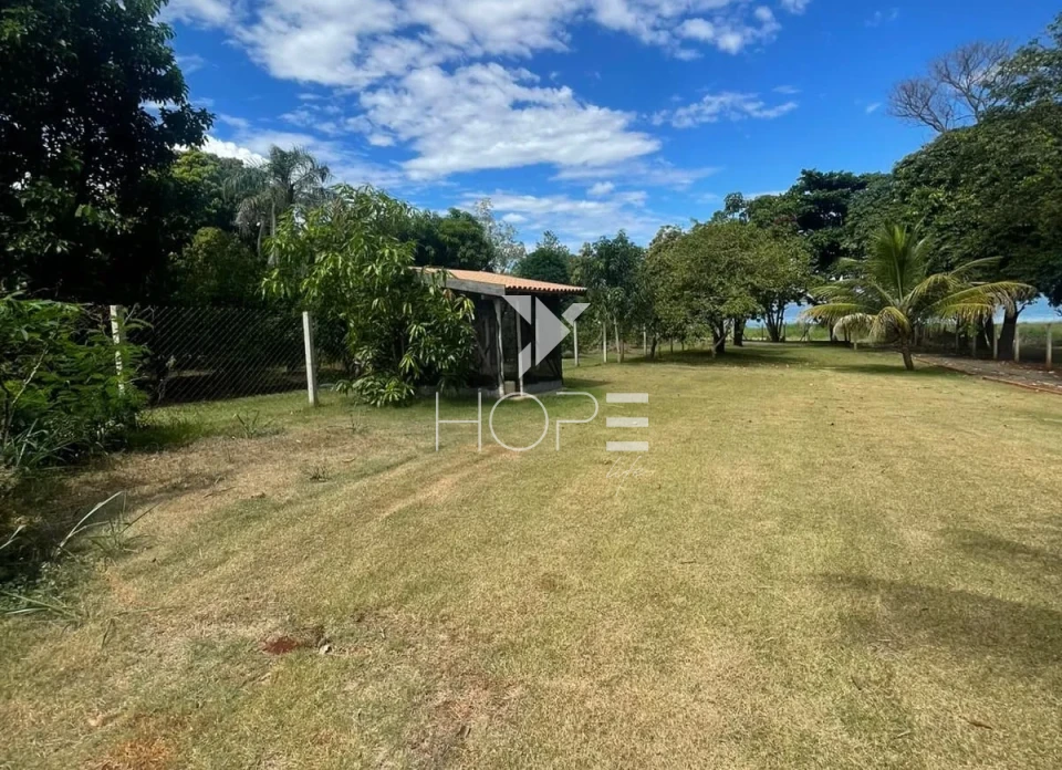Imagens do imóveis Chácara molhada à venda com 1.872 m² - piscina e churrasqueira - próxima ao lago - Alvorada do Sul PR