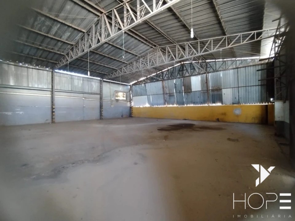 Barracão com 500m² + 1.000m² de pátio – Arthur Thomas / Tiradentes