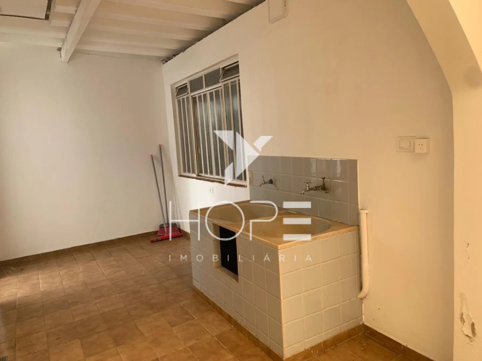 Sobrado à Venda – 5 Quartos (2 Suítes) – 211 m² – Bairro Quebec – Região Central – Londrina/PR