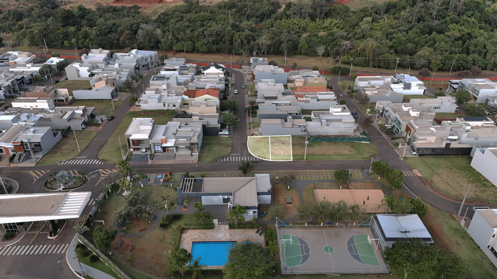 Imagens do imóveis TERRENO DE 166m² E 150m² EM CONDOMÍNIO - ZONA NORTE LONDRINA - ESQUINA