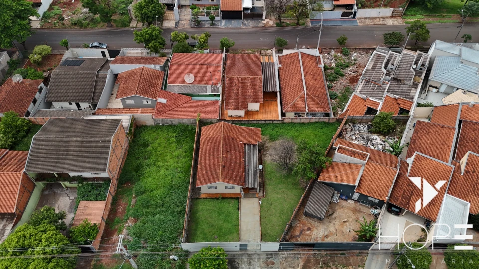 CASA COM TERRENO DE 600 m²  PROXIMO AO ESTADIO DO CAFÉ