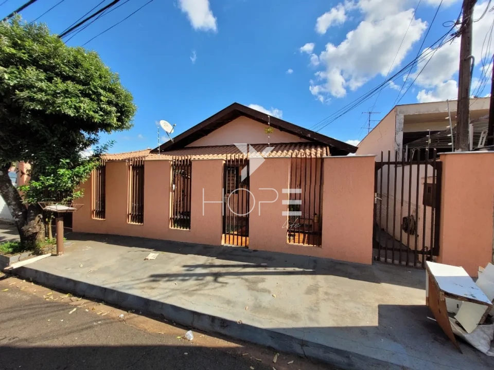 Imagens do imóveis Casa à venda com 190 m² - 4 quartos - 2 banheiros - edícula - 3 vagas - Zona Leste - Proximo ao Aeroporto - Londrina PR