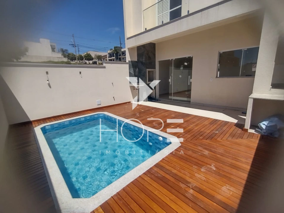 Elegância e Lazer  Sobrado com Piscina no Condomínio Morada das Flores – Cambé