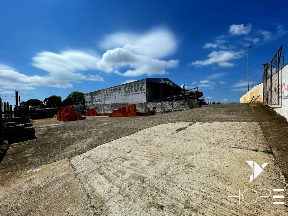 AMPLO BARRACÃO COMERCIAL DE 700 m² AS MARGENS DA AVENIDA TIRADENTES