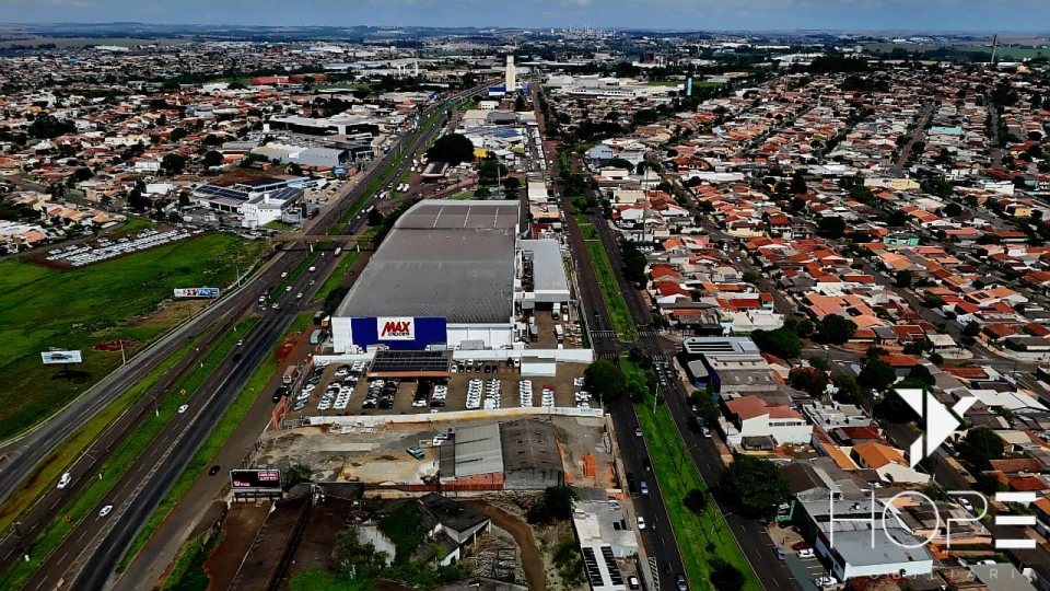 AMPLO BARRACÃO COMERCIAL DE 700 m² AS MARGENS DA AVENIDA TIRADENTES