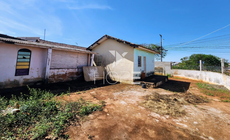 Imagens do imóveis Casa à venda com 250m² de terreno - 2 quartos - ideal para reforma ou demolição  - Zona leste Londrina PR