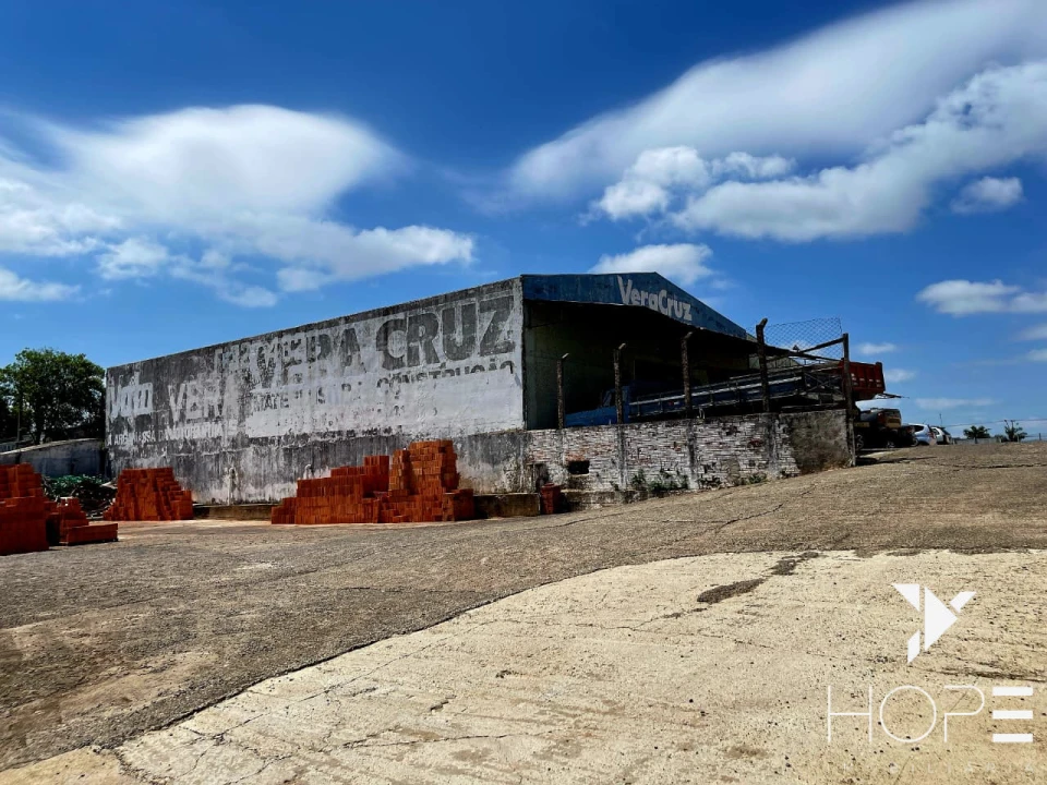 AMPLO BARRACÃO COMERCIAL DE 700 m² AS MARGENS DA AVENIDA TIRADENTES