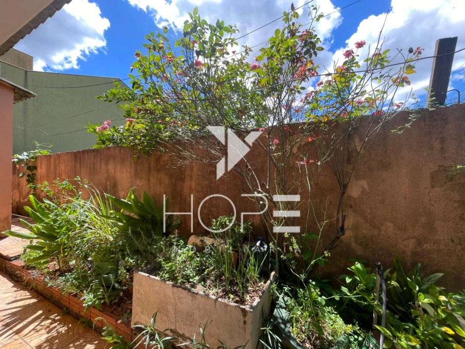 Casa à venda com edícula e terreno amplo no Jardim Silvino – Cambé/PR