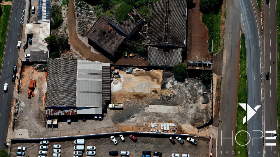 AMPLO BARRACÃO COMERCIAL DE 700 m² AS MARGENS DA AVENIDA TIRADENTES