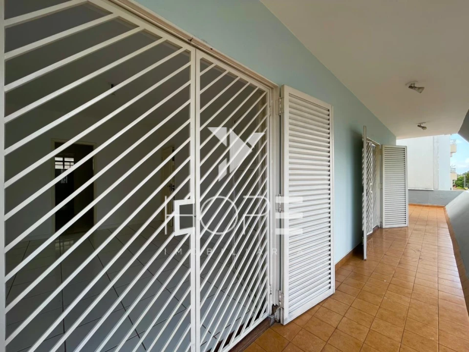 Sobrado Comercial e Residencial para Venda e Locação – 5 Quartos (2 Suítes) – Centro – Londrina/PR 