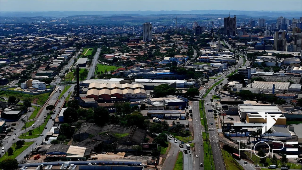 AMPLO BARRACÃO COMERCIAL DE 700 m² AS MARGENS DA AVENIDA TIRADENTES