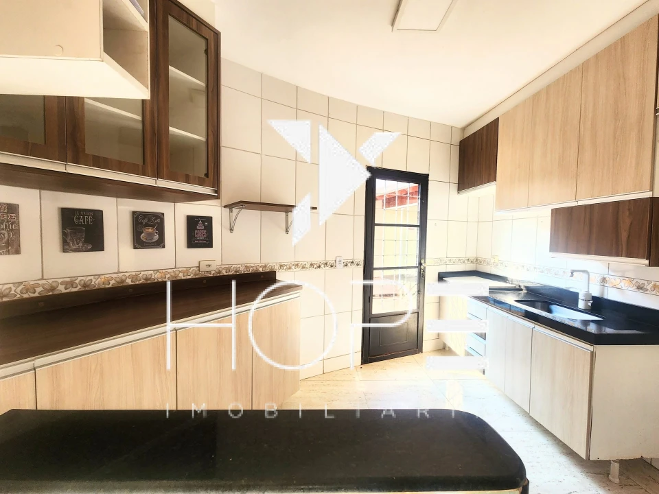 CASA  DE 150 m² A VENDA NA AVENIDA  DAS NACOES