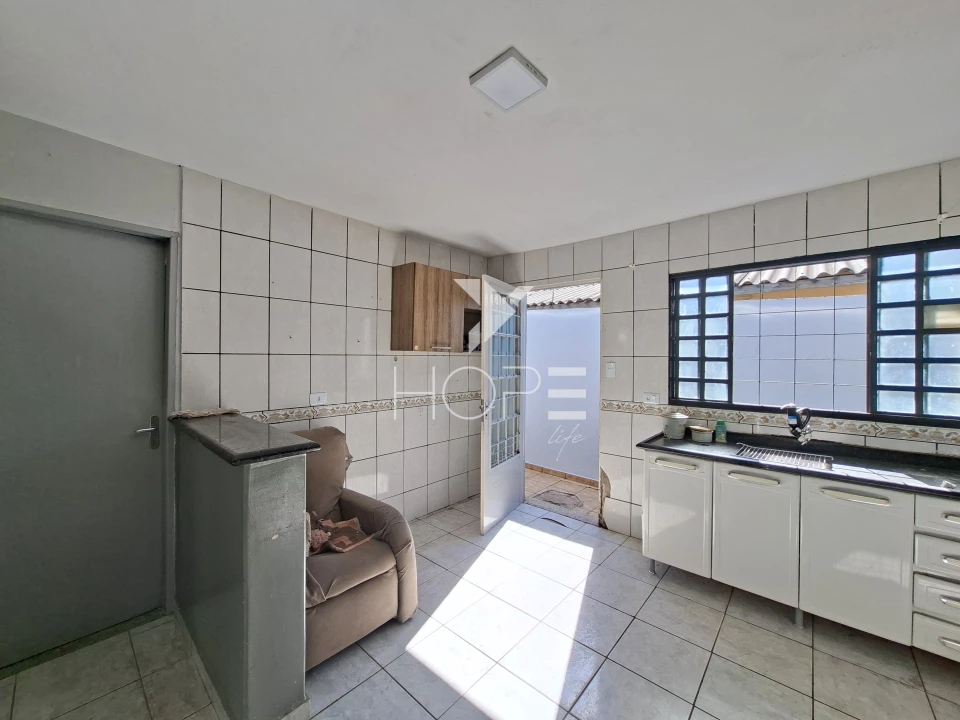 Imagens do imóveis Casa à venda ou LOCAÇÃO na Zona Leste de Londrina | 3 quartos, 1 suíte, 155m² e área de lazer com churrasqueira