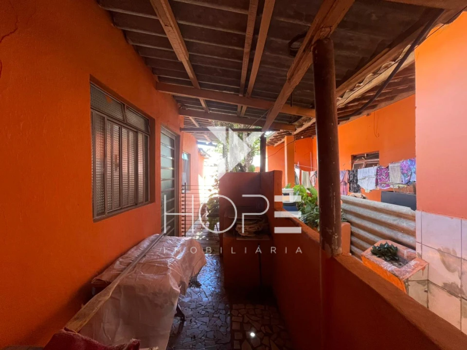 Casa à venda com edícula e terreno amplo no Jardim Silvino – Cambé/PR