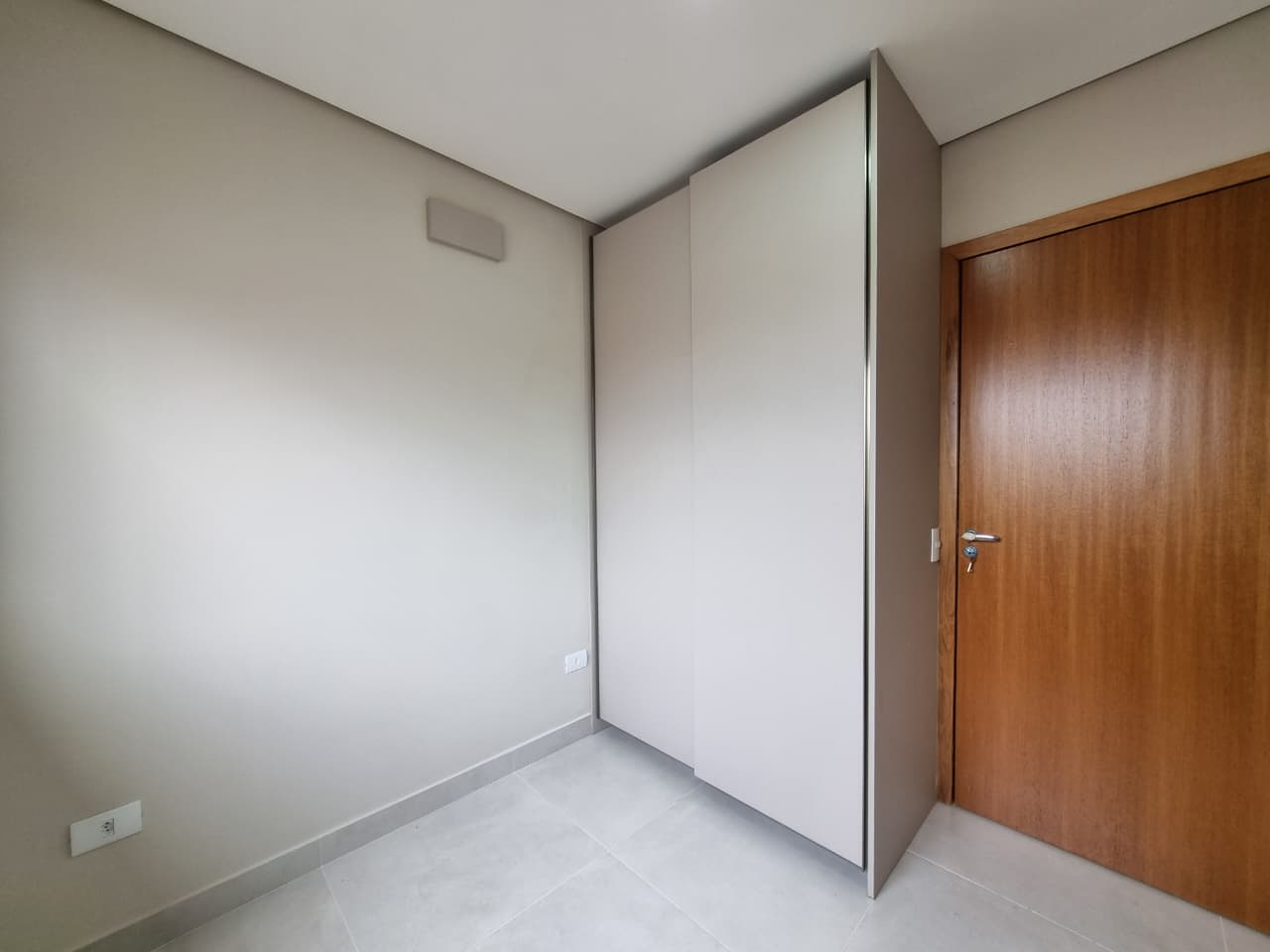 Imagens do imóveis Casa assobradada à venda  – 3 quartos com suíte – 180m² – Conjunto Semiramis Barros Braga – Londrina/PR