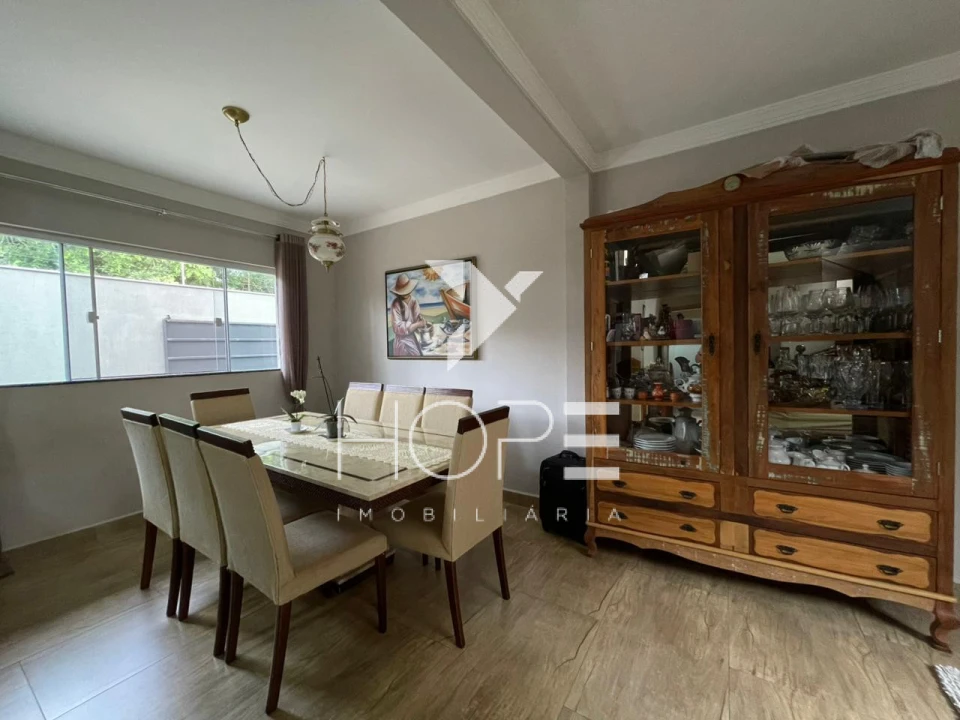 Sobrado à Venda com Energia Solar – 178m² Intern – 4 Quartos (1 Suíte) – Monte Belo – Zona Sul – Londrina/PR