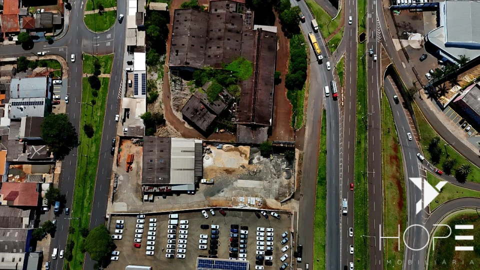 AMPLO BARRACÃO COMERCIAL DE 700 m² AS MARGENS DA AVENIDA TIRADENTES
