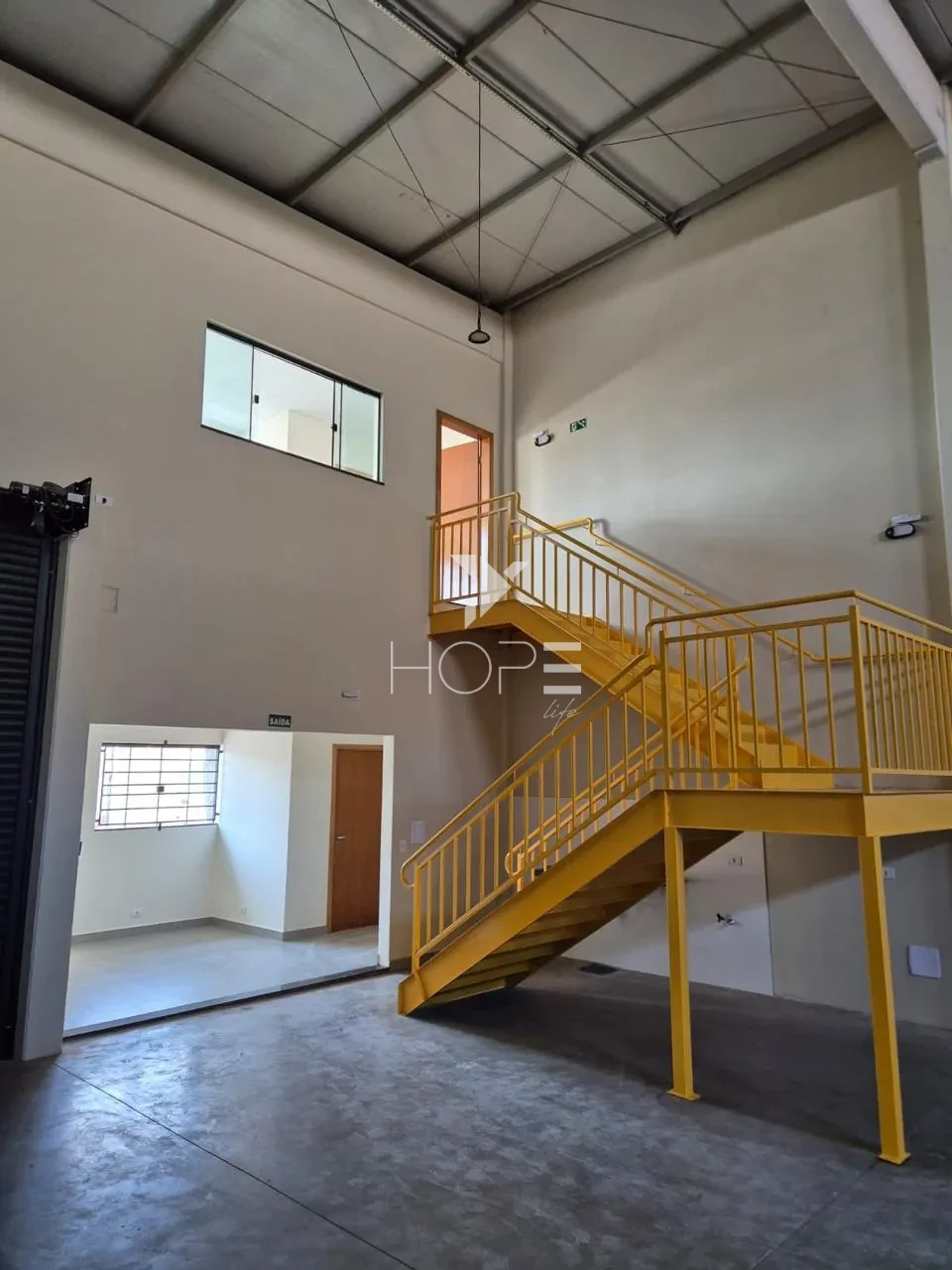 Imagens do imóveis Barracão para locação na Zona Leste de Londrina – 230m², mezanino e zoneamento ZC3 - R$ 6.000,00
