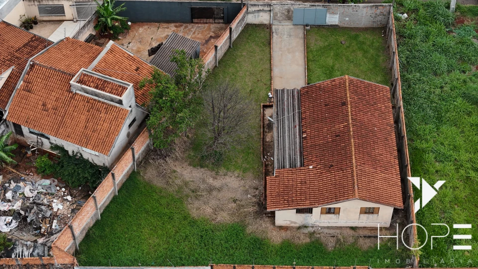 CASA COM TERRENO DE 600 m²  PROXIMO AO ESTADIO DO CAFÉ