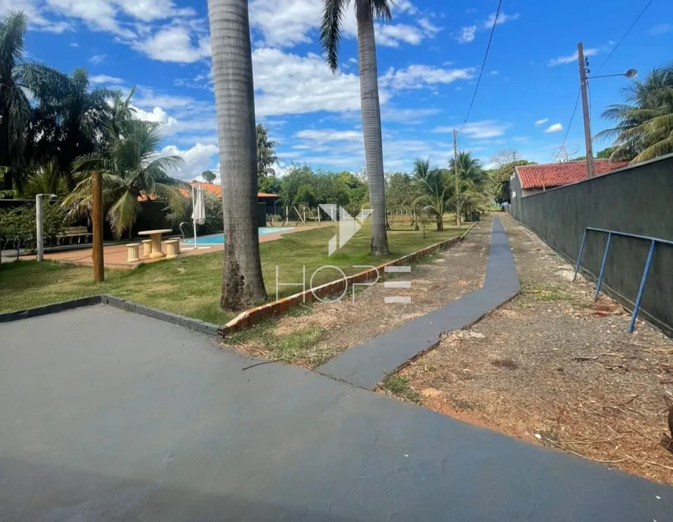 Imagens do imóveis Chácara molhada à venda com 1.872 m² - piscina e churrasqueira - próxima ao lago - Alvorada do Sul PR