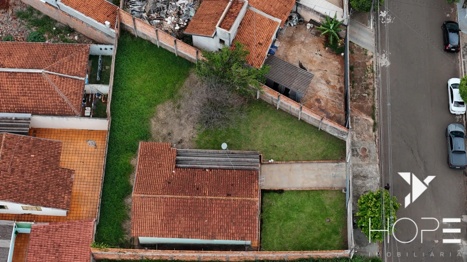 CASA COM TERRENO DE 600 m²  PROXIMO AO ESTADIO DO CAFÉ